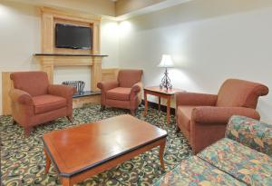 A seating area at Holiday Inn Express & Suites - El Dorado, an IHG Hotel