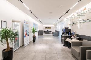 莫尔巴赫Best Western Hotel St. Michael的皮肤科医生办公室的大厅,里面种植了盆栽植物