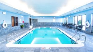 uma grande piscina num quarto grande em Holiday Inn Express & Suites Elkton - University Area, an IHG Hotel em Elkton