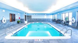 Holiday Inn Express & Suites Elkton - University Area, an IHG Hotel tesisinde veya buraya yakın yüzme havuzu