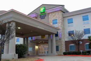 un hotel con la parte delantera del edificio en Holiday Inn Express Hotel & Suites New Boston, an IHG Hotel, en New Boston