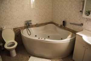 Koupelna v ubytování Hotel Roháč