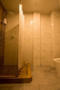 Baðherbergi á Thap Sakae Hotel