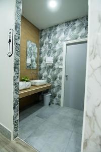 uma casa de banho com um lavatório e um espelho em Thap Sakae Hotel em Thap Sakae