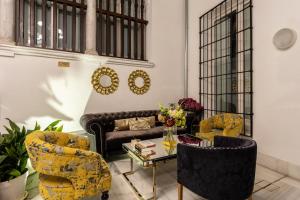 A seating area at BiBo Suites Oro del Darro