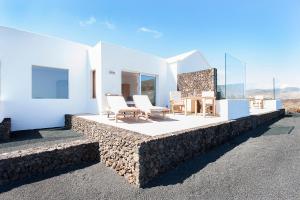 Casa blanca con 2 sillas y mesa en Studio La Baja, en Mala