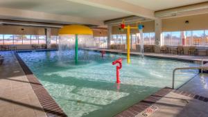 Swimmingpoolen hos eller tæt på Holiday Inn Express Hotel and Suites Elk City, an IHG Hotel