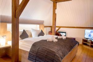 a bedroom with a bed with two towels on it at Gasthof Mühle in Lübbenau