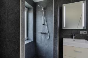 オーストカペッレにあるVakantiewoning Seaside, Burgvliet 11のシャワーと洗面台付きのバスルーム