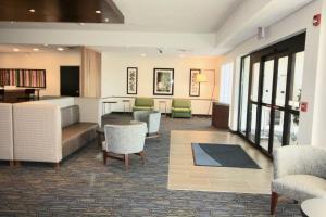 Кът за сядане в Holiday Inn Express & Suites - Kirksville - University Area, an IHG Hotel