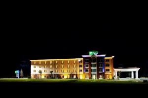 un gran edificio con una señal verde encima en Holiday Inn Express and Suites Newberry, an IHG Hotel, en Newberry