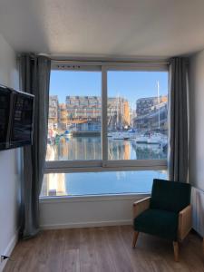 um quarto com uma janela com vista para uma marina em Grande Marina Vue Port em Deauville