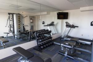 The fitness centre and/or fitness facilities at Holiday Inn Express Brampton, an IHG Hotel