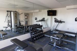 Fitness centrum a/nebo fitness zařízení v ubytování Holiday Inn Express Brampton by IHG
