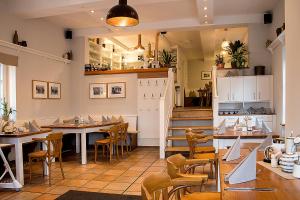 ein Restaurant mit Tischen und Stühlen in einem Zimmer in der Unterkunft Gasthof Mühle in Lübbenau