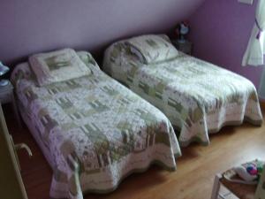 מיטה או מיטות בחדר ב-Gites 10km de Granville, Hudimesnil
