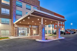 un bâtiment avec un parking en face de celui-ci dans l'établissement Holiday Inn Express & Suites El Paso East-Loop 375, an IHG Hotel, à El Paso