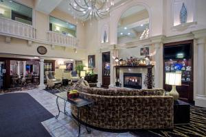 a lobby with a couch and a fireplace at Holiday Inn Express Hotel & Suites Youngstown North-Warren/Niles, an IHG Hotel in Warren