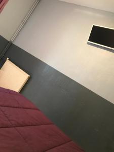 um quarto com uma cama e uma parede com uma janela em FM Hotel em Paris