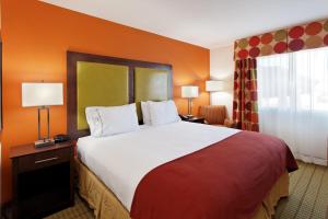 Ένα ή περισσότερα κρεβάτια σε δωμάτιο στο Holiday Inn Express Florence Northeast, an IHG Hotel
