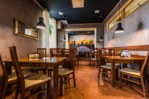 A restaurant or other place to eat at Hotel Roháč Még 32 kép