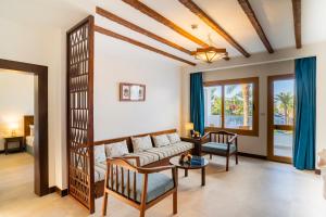 Club Reef Resort & Spa tesisinde bir oturma alanı