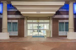 una entrada a un edificio de ladrillo con puerta de cristal en Holiday Inn Express Hotel & Suites Frankfort, an IHG Hotel, en Frankfort