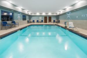 Poolen vid eller i närheten av Holiday Inn Express & Suites West Plains Southwest, an IHG Hotel