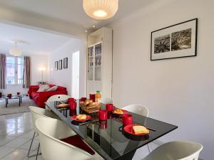 Il comprend une cuisine et un salon avec une table et des chaises. dans l'établissement Nestor&Jeeves - FRANCOIS VIEUX NICE - Old Town - Close sea, à Nice