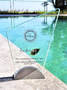 un trofeo de cristal frente a una piscina en Botaniq Hotel Boutique, en Mojácar