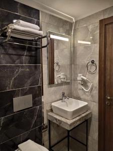 La salle de bains est pourvue d'un lavabo et d'un miroir. dans l'établissement NUPERA HOTEL, à Istanbul