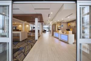 un couloir d'un immeuble de bureaux avec un hall dans l'établissement Holiday Inn Express - Auburn Hills South, an IHG Hotel, à Auburn Hills