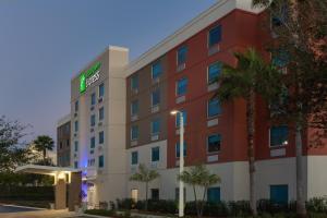 an exterior view of a hotel at Holiday Inn Express Hotel & Suites Fort Lauderdale Airport/Cruise Port, an IHG Hotel in Fort Lauderdale