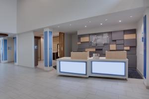 een kantoorlobby met een receptie en dozen bij Holiday Inn Express Hotel & Suites Fort Lauderdale Airport/Cruise Port, an IHG Hotel in Fort Lauderdale