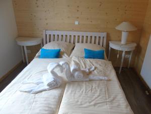 two people in towels laying on a bed at Penthouse Mosel Hunter in Gornhausen