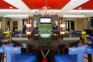 El Reno的住宿－埃爾里諾智選假日酒店，一间带大桌子和蓝色椅子的用餐室