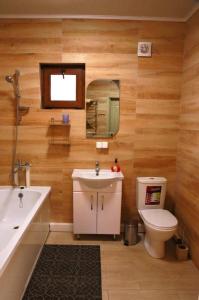 łazienka z umywalką, toaletą i wanną w obiekcie Козацька Фортеця w mieście Pliskachevka
