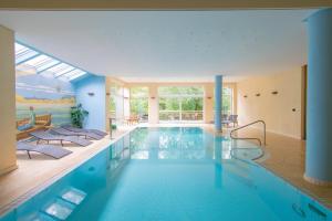 einen Pool in einem Haus mit blauen Wänden in der Unterkunft Aux Tanneries de Wiltz in Wiltz