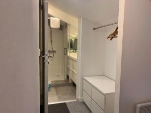 克拉馬爾的住宿－服務公寓式酒店，一间带步入式淋浴间和步入式衣柜的浴室