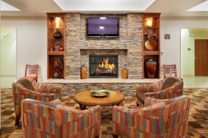 The lounge or bar area at Holiday Inn Express Hotel & Suites Loveland, an IHG Hotel