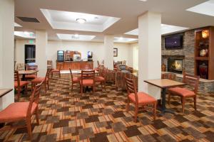A restaurant or other place to eat at Holiday Inn Express Hotel & Suites Loveland, an IHG Hotel