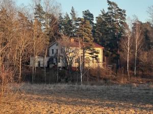 uma casa velha no meio de um campo em Peaceful Pernaja em Garpgård