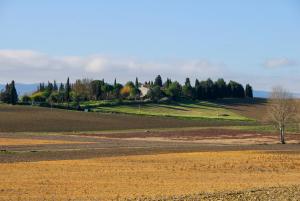 ein Feld mit einem Haus auf einem Hügel in der Unterkunft Domaine Saladry in Villepinte