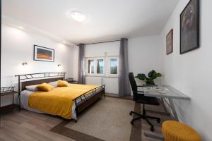 Apartment Stella في أوباتيا: غرفة نوم مع سرير ومكتب ومكتب