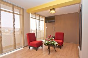 TV a/nebo společenská místnost v ubytování Plaza Sur Hotel & Suites
