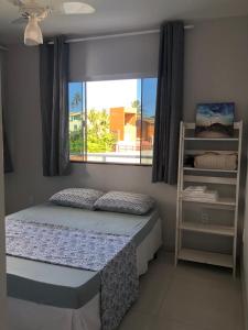 1 dormitorio con cama y ventana en Casa na Praia do Piruí - Arembepe en Arembepe