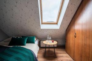 Posteľ alebo postele v izbe v ubytovaní Absynt Hostel Wrocław