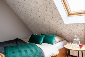 Posteľ alebo postele v izbe v ubytovaní Absynt Hostel Wrocław
