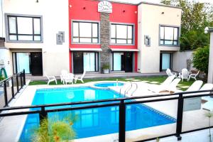 科隆JAK Colón的房子后院的游泳池