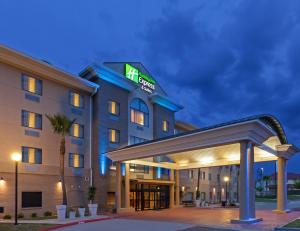 hotel z napisem z przodu w obiekcie Holiday Inn Express & Suites - Laredo-Event Center Area, an IHG Hotel w mieście Laredo